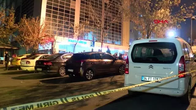 Küçükçekmece'de hastanede iki aile arasındaki silahlı kavgada 3 kişi yaralandı Küçükçekmece'de hastanede iki aile arasındaki silahlı kavgada 3 kişi yaralandı