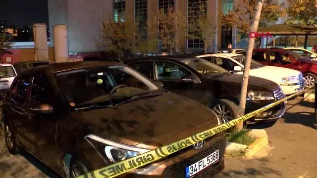 Küçükçekmece'de hastanede iki aile arasındaki silahlı kavgada 3 kişi yaralandı Küçükçekmece'de hastanede iki aile arasındaki silahlı kavgada 3 kişi yaralandı