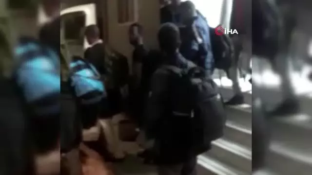 İzmir'de operasyon: 22 düzensiz göçmen yakalandı İzmir'de operasyon: 22 düzensiz göçmen yakalandı