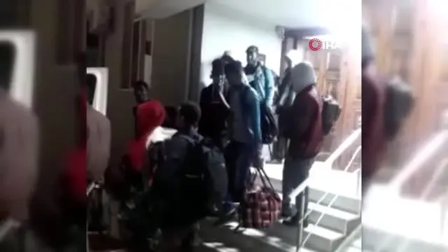 İzmir'de operasyon: 22 düzensiz göçmen yakalandı İzmir'de operasyon: 22 düzensiz göçmen yakalandı