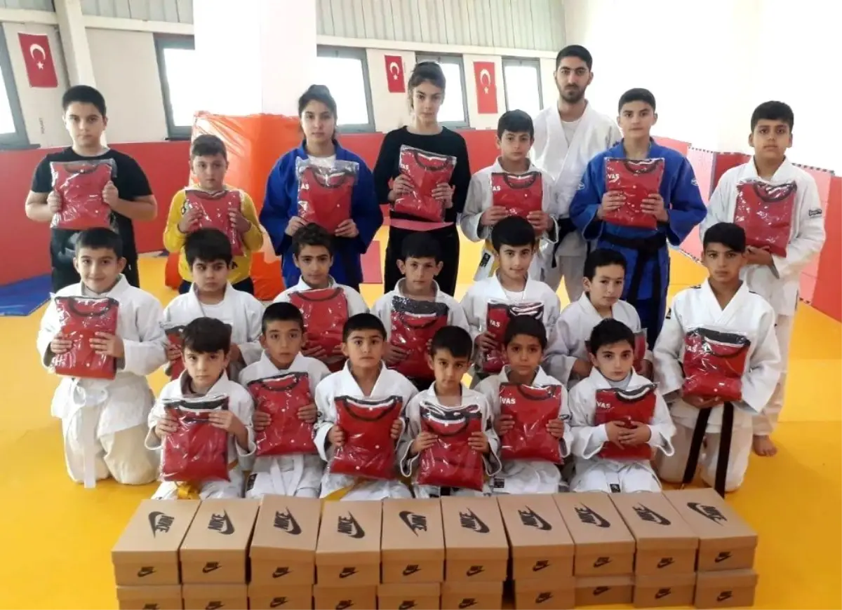 Judoculara spor malzemesi dağıtıldı