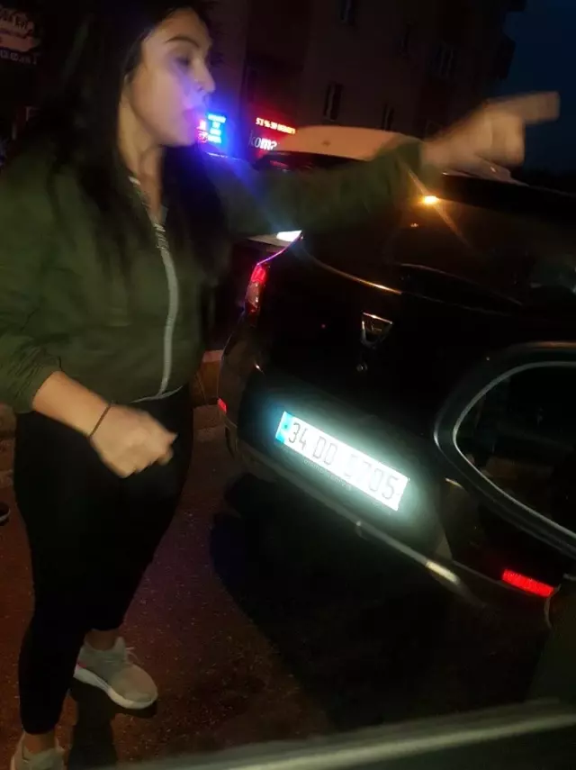Önce darp etti, sonra arabasına zarar verdi! Kadınların yol verme kavgası karakolda bitti Önce darp etti, sonra arabasına zarar verdi! Kadınların yol verme kavgası karakolda bitti