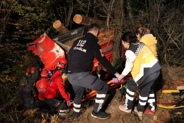 Kontrolden çıkan kamyon ormana uçtu: 2 yaralı Kontrolden çıkan kamyon ormana uçtu: 2 yaralı