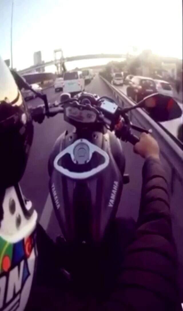 Motosikletli maganda terör estirdi! 'Dur' ihtarına uymadı, motosikleti polisin üzerine sürdü
