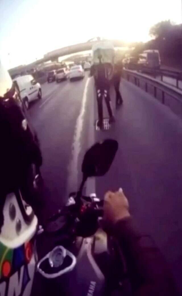 Motosikletli maganda terör estirdi! 'Dur' ihtarına uymadı, motosikleti polisin üzerine sürdü