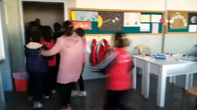 Öğrenciler deprem tatbikat yaptı Öğrenciler deprem tatbikat yaptı