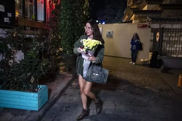 Ölen eski İngiliz istihbarat subayının ofisinin önüne 'ailesi adına' çiçek bırakıldı Ölen eski İngiliz istihbarat subayının ofisinin önüne 'ailesi adına' çiçek bırakıldı