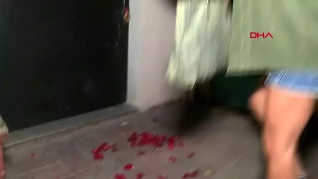 Ölen eski ingiliz istihbarat subayının ofisinin önüne 'ailesi adına' çiçek bırakıldı Ölen eski ingiliz istihbarat subayının ofisinin önüne 'ailesi adına' çiçek bırakıldı