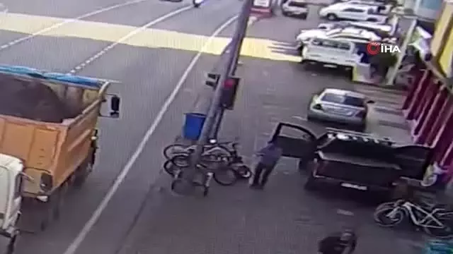 Önce oğulları, şimdi de kızlarını aynı yerde kaybettiler...Küçük kız 6. kattan böyle düştü Önce oğulları, şimdi de kızlarını aynı yerde kaybettiler...Küçük kız 6. kattan böyle düştü