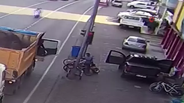 Önce oğulları, şimdi de kızlarını aynı yerde kaybettiler...Küçük kız 6. kattan böyle düştü Önce oğulları, şimdi de kızlarını aynı yerde kaybettiler...Küçük kız 6. kattan böyle düştü