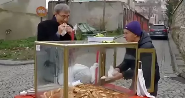Orhan Pamuk'un simitçiye 'Merhaba poğaçacı' demesi sosyal medyada olay oldu