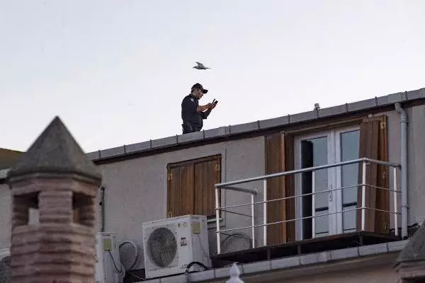 Polisten ölen eski İngiliz İstihbarat subayının ofisinin çatısında inceleme Polisten ölen eski İngiliz İstihbarat subayının ofisinin çatısında inceleme