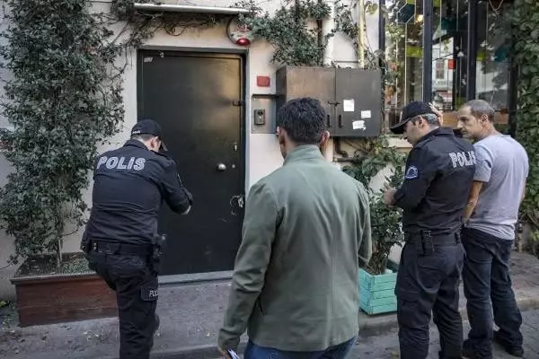 Polisten ölen eski İngiliz İstihbarat subayının ofisinin çatısında inceleme Polisten ölen eski İngiliz İstihbarat subayının ofisinin çatısında inceleme