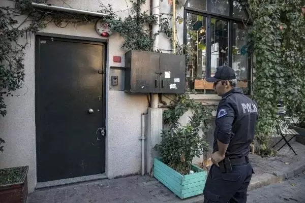 Polisten ölen eski İngiliz İstihbarat subayının ofisinin çatısında inceleme Polisten ölen eski İngiliz İstihbarat subayının ofisinin çatısında inceleme