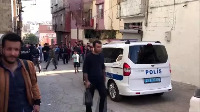 Silahlı kavga sırasında yoldan geçen kişi vuruldu Silahlı kavga sırasında yoldan geçen kişi vuruldu