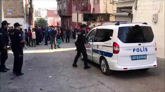 Silahlı kavga sırasında yoldan geçen kişi vuruldu Silahlı kavga sırasında yoldan geçen kişi vuruldu