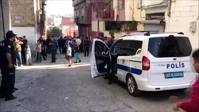 Silahlı kavga sırasında yoldan geçen kişi vuruldu Silahlı kavga sırasında yoldan geçen kişi vuruldu