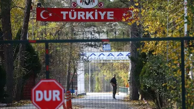 Sınır dışı edilen IŞİD şüphelisi Türkiye-Yunanistan arasında beklemeye devam ediyor Sınır dışı edilen IŞİD şüphelisi Türkiye-Yunanistan arasında beklemeye devam ediyor
