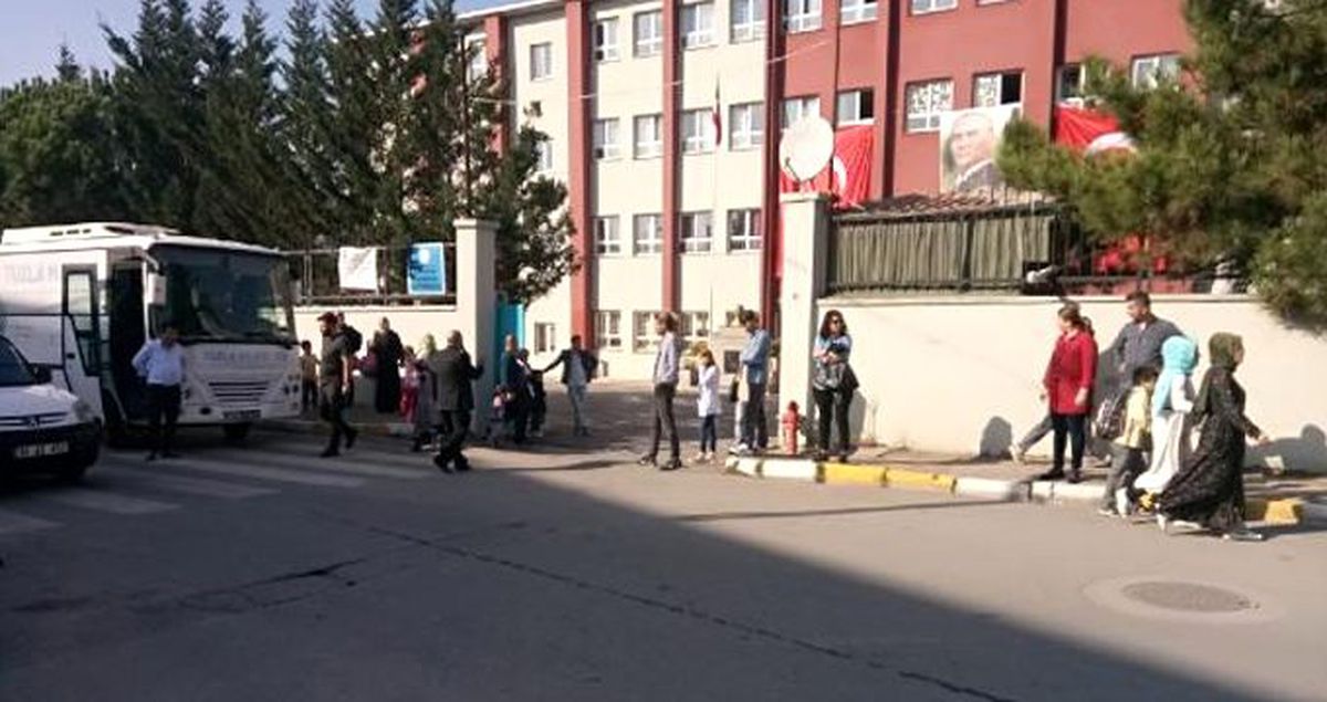 Tuzla'da bir fabrikada yangın çıktı! Çevredeki okullar boşaltıldı