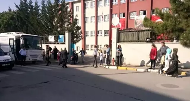 Tuzla'da bir fabrikada yangın çıktı! Çevredeki okullar boşaltıldı Tuzla'da bir fabrikada yangın çıktı! Çevredeki okullar boşaltıldı