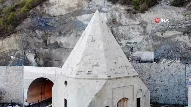 Sular altında kalmasına izin verilmeyen tarihi cami ve türbeler ziyaretçilerini bekliyor Sular altında kalmasına izin verilmeyen tarihi cami ve türbeler ziyaretçilerini bekliyor