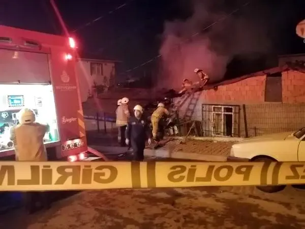 Sultanbeyli'de gecekondu yangını Sultanbeyli'de gecekondu yangını