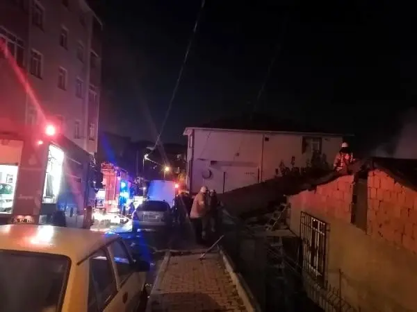 Sultanbeyli'de gecekondu yangını Sultanbeyli'de gecekondu yangını