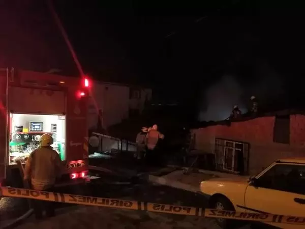 Sultanbeyli'de gecekondu yangını Sultanbeyli'de gecekondu yangını