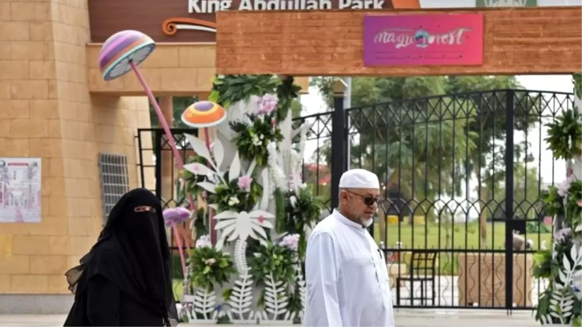 Suudi Arabistan'da üç aktöre tiyatro oyunu sırasında sahnede bıçaklı saldırı