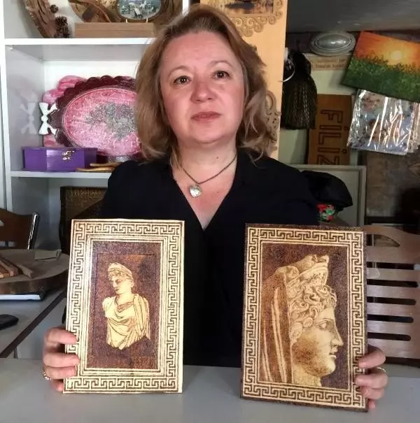 Tarihi eserleri ahşap yakma tekniğikle tanıtıyorlar Tarihi eserleri ahşap yakma tekniğikle tanıtıyorlar
