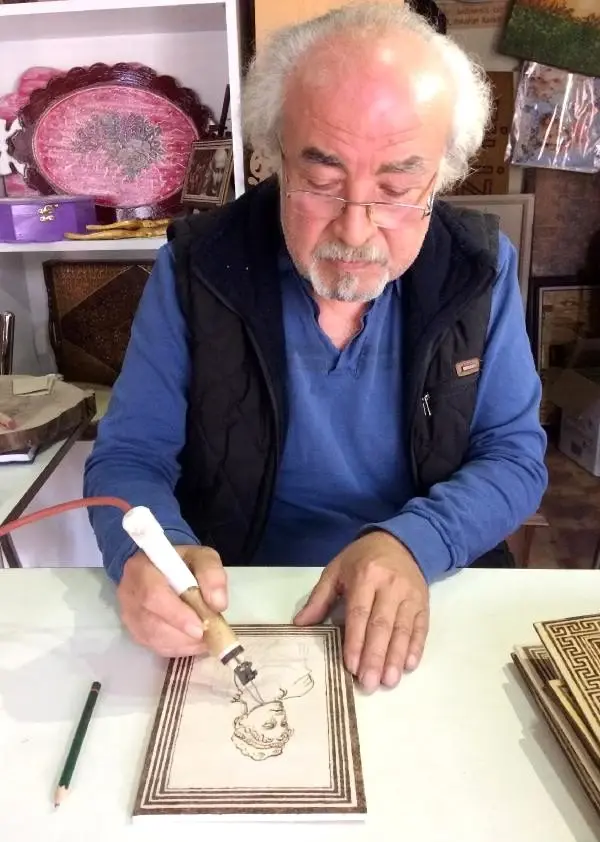 Tarihi eserleri ahşap yakma tekniğikle tanıtıyorlar Tarihi eserleri ahşap yakma tekniğikle tanıtıyorlar