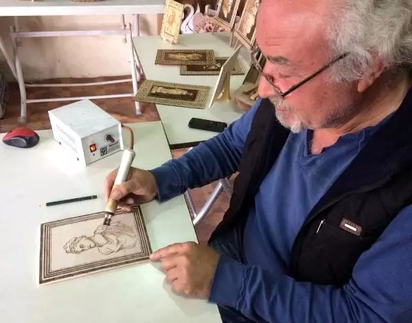 Tarihi eserleri ahşap yakma tekniğikle tanıtıyorlar Tarihi eserleri ahşap yakma tekniğikle tanıtıyorlar