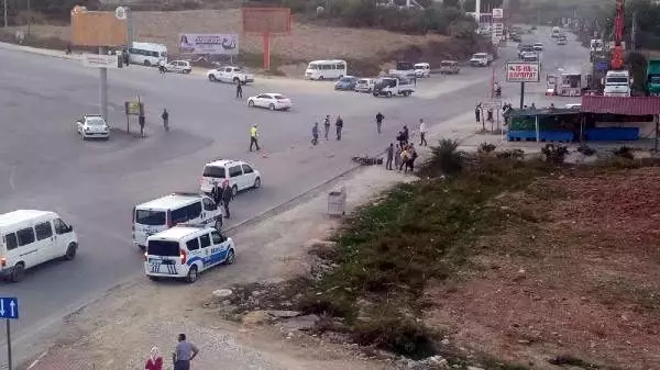Tarsus'ta servis minibüsü ile motosiklet çarpıştı: 1 ölü Tarsus'ta servis minibüsü ile motosiklet çarpıştı: 1 ölü