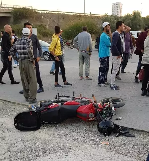 Tarsus'ta servis minibüsü ile motosiklet çarpıştı: 1 ölü Tarsus'ta servis minibüsü ile motosiklet çarpıştı: 1 ölü