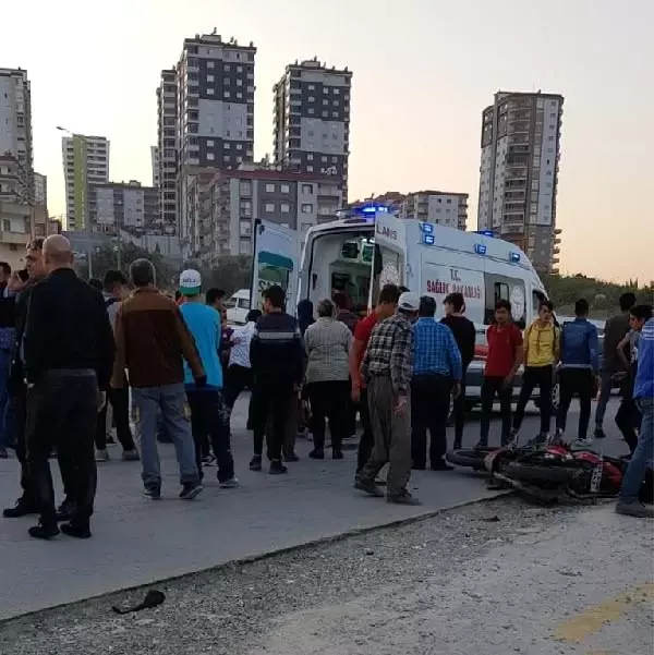 Tarsus'ta servis minibüsü ile motosiklet çarpıştı: 1 ölü Tarsus'ta servis minibüsü ile motosiklet çarpıştı: 1 ölü