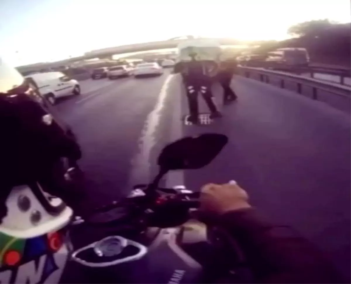 Tek tekerlek üzerinde yakalandı: Motosikleti polisin üzerine sürdü
