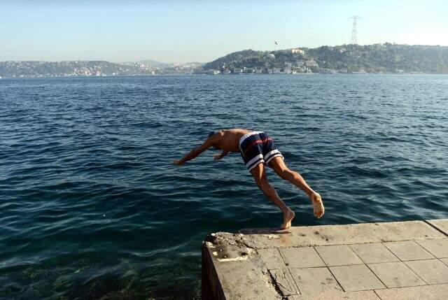 Termometrelerin 23 dereceyi gördüğü İstanbul'da vatandaşlar denize girdi