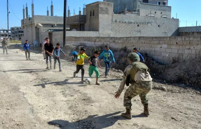 Terörden temizlenen Rasulayn'da, Mehmetçik çocuklarla top oynadı Terörden temizlenen Rasulayn'da, Mehmetçik çocuklarla top oynadı