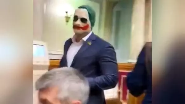 Ukrayna'da bir milletvekili parlamentoya Joker maskesiyle geldi Ukrayna'da bir milletvekili parlamentoya Joker maskesiyle geldi