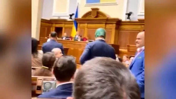 Ukrayna'da bir milletvekili parlamentoya Joker maskesiyle geldi Ukrayna'da bir milletvekili parlamentoya Joker maskesiyle geldi