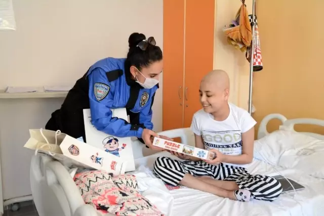 Van polisinden lösemili çocuklara ziyaret Van polisinden lösemili çocuklara ziyaret