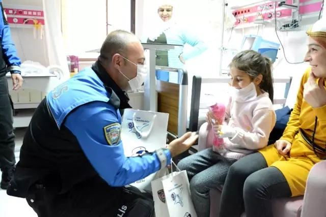Van polisinden lösemili çocuklara ziyaret Van polisinden lösemili çocuklara ziyaret