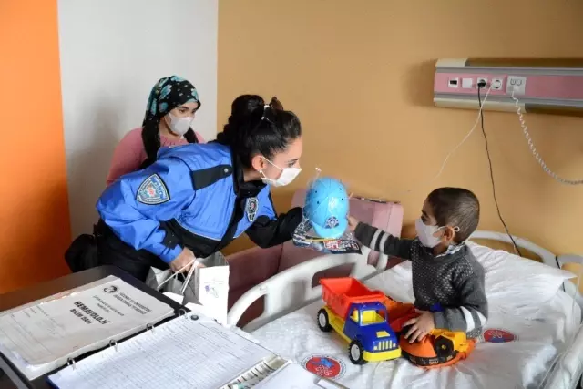Van polisinden lösemili çocuklara ziyaret Van polisinden lösemili çocuklara ziyaret