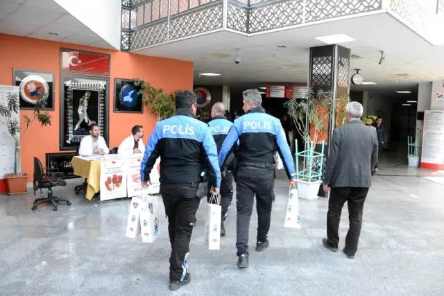 Van polisinden lösemili çocuklara ziyaret Van polisinden lösemili çocuklara ziyaret