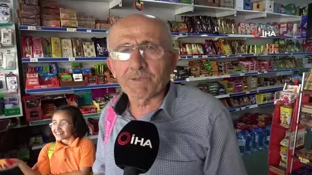 Vatandaşlara yardım eden hayırsever Tuzla'da ortaya çıktı Vatandaşlara yardım eden hayırsever Tuzla'da ortaya çıktı