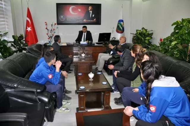 Yüksekova'dan milli takım seçmelerine 4 kadın futbolcu Yüksekova'dan milli takım seçmelerine 4 kadın futbolcu
