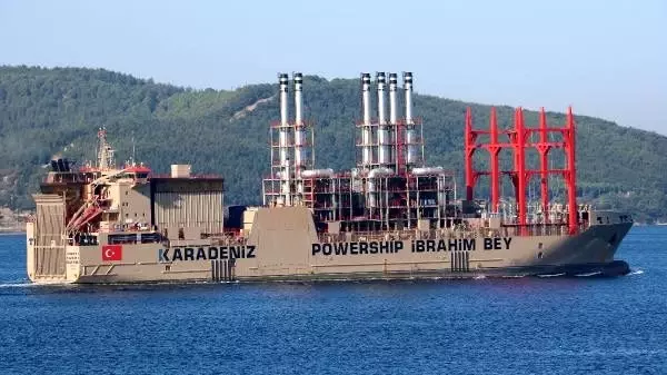 Yüzen enerji gemisi Çanakkale Boğazı'ndan geçti Yüzen enerji gemisi Çanakkale Boğazı'ndan geçti