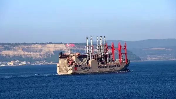 Yüzen enerji gemisi Çanakkale Boğazı'ndan geçti Yüzen enerji gemisi Çanakkale Boğazı'ndan geçti