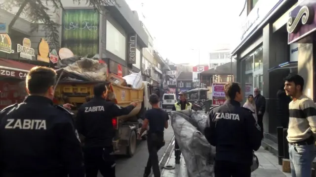 Zabıta ekiplerine sopa ve kesici aletle engel olmaya kalktılar