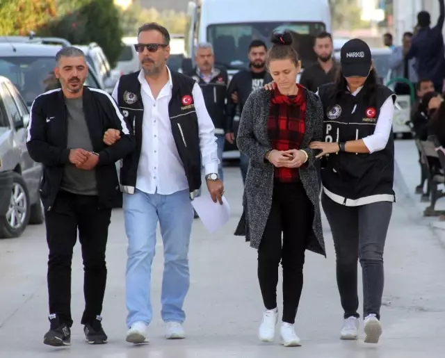 Babası uyuşturucu kuryeliği yapan 9 yaşındaki kızın sırt çantasından bonzai çıktı Babası uyuşturucu kuryeliği yapan 9 yaşındaki kızın sırt çantasından bonzai çıktı